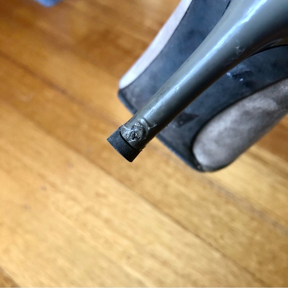 Tory Burch taupe suede look fabric and patent leather heels - Picture 9 of 10